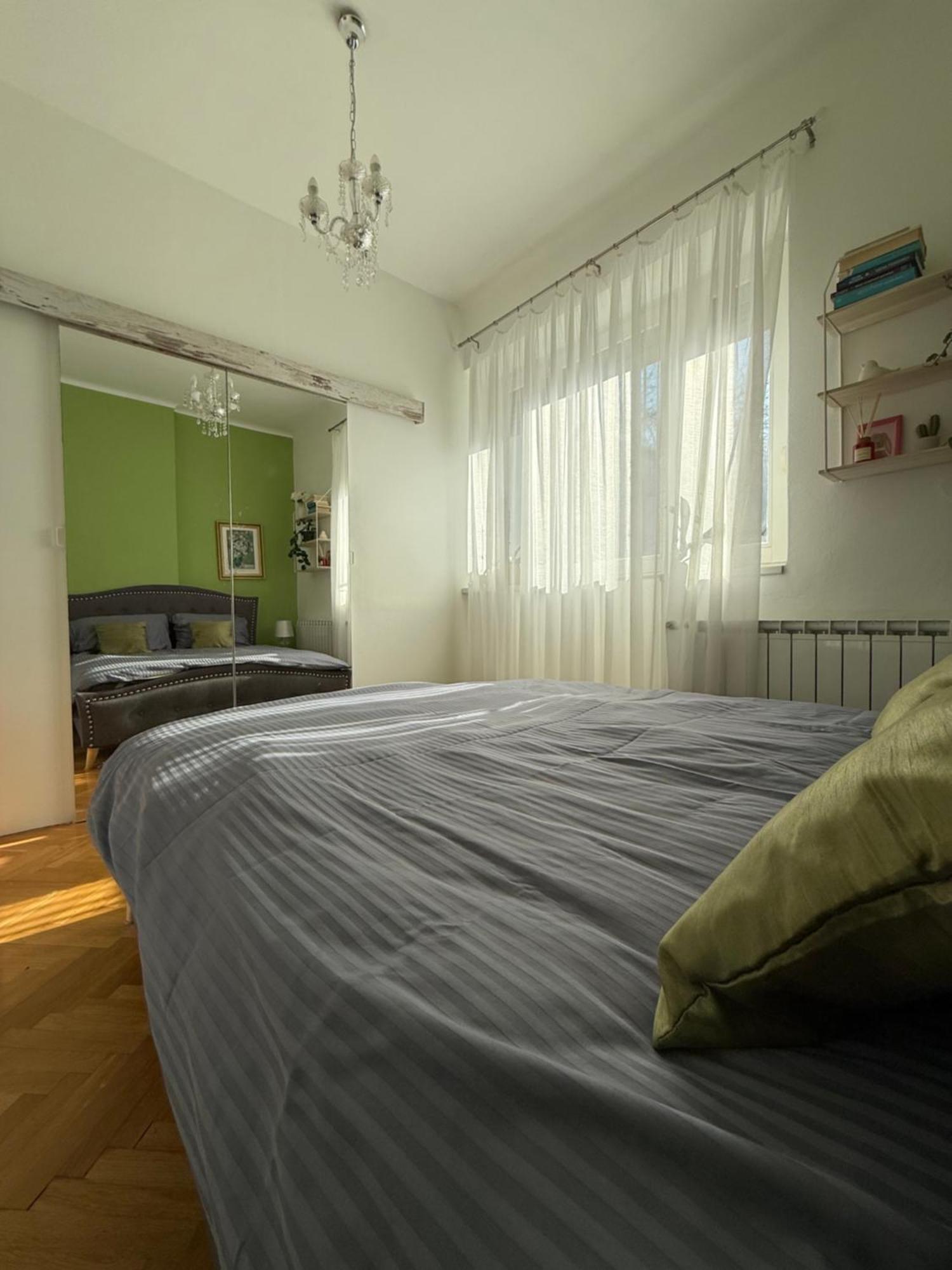 Bright Artist Apartment *